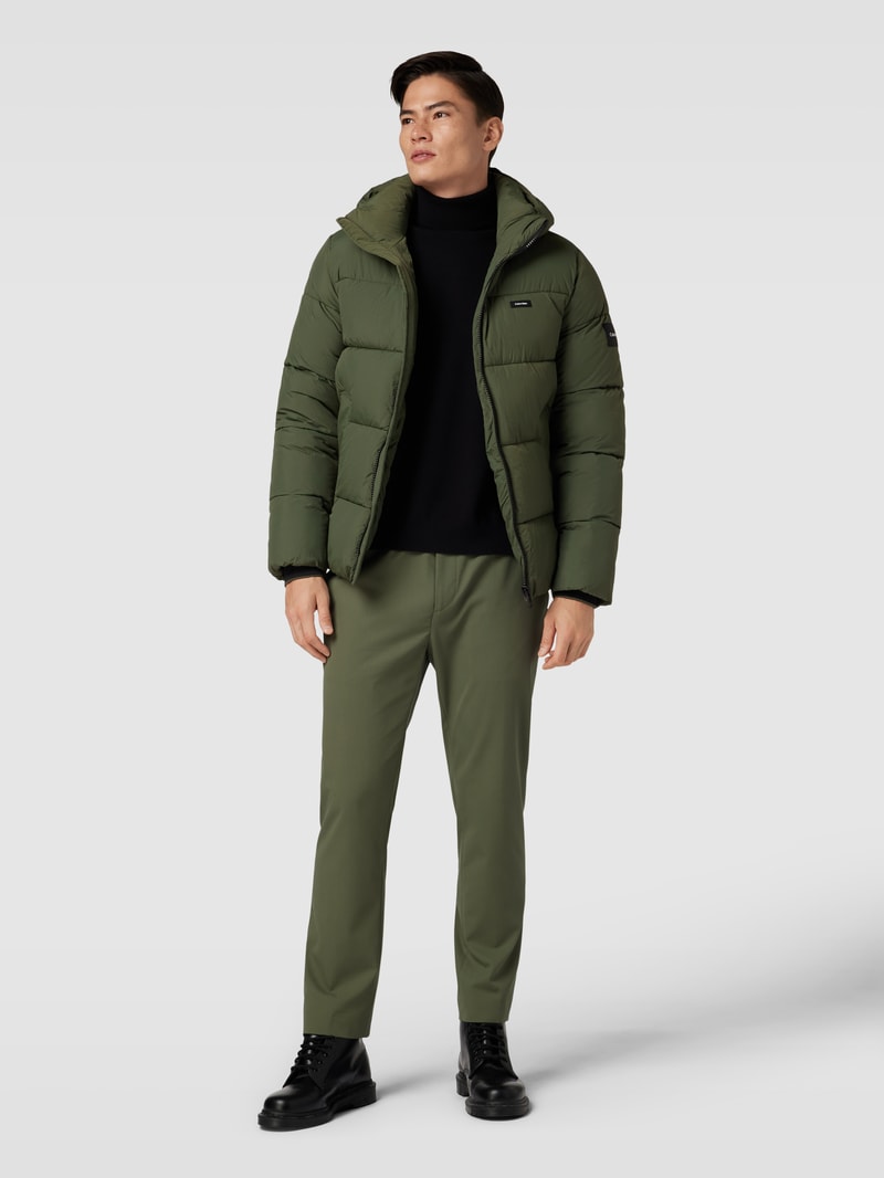 Steppjacke mit Label-Patch in olivgrün