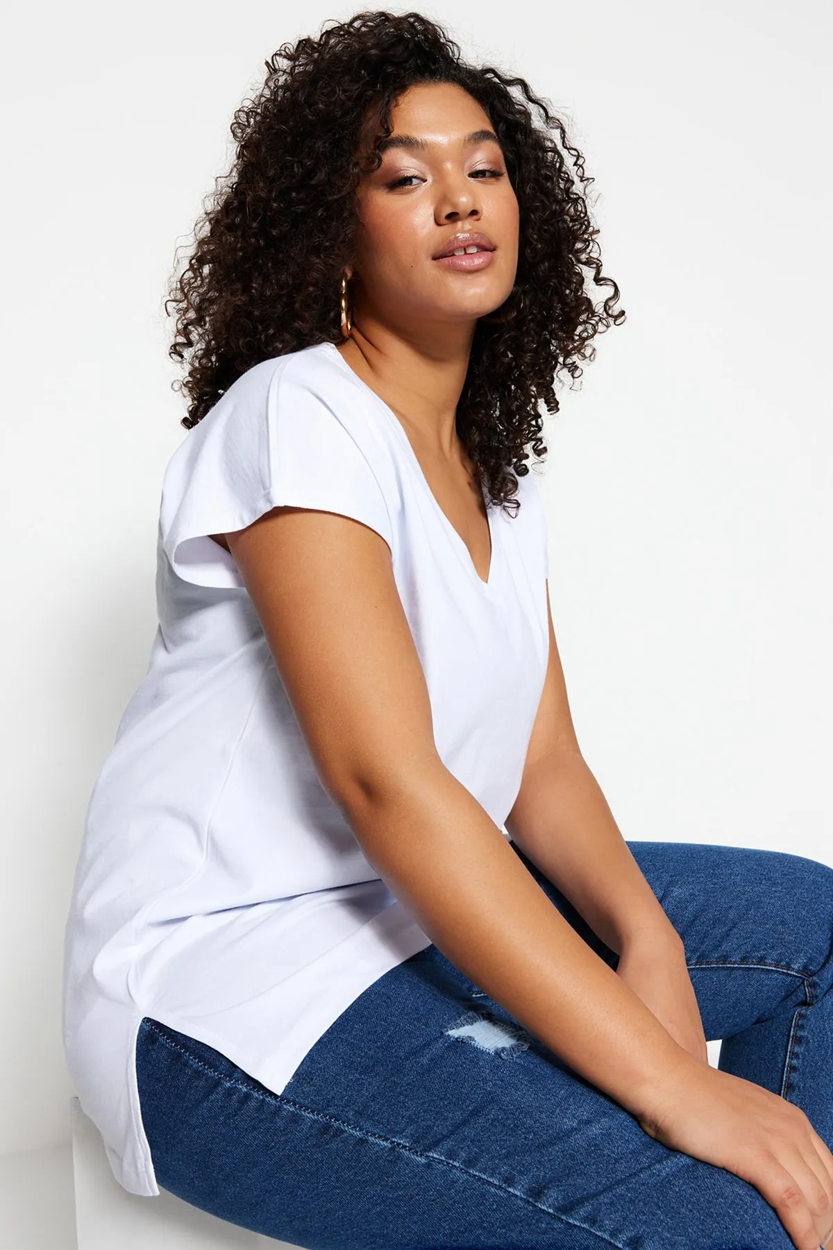 Trendyol Curve  Weißes Boyfriend-Strick-T-Shirt mit V-Ausschnitt und Schlitz TBBSS22BF0036