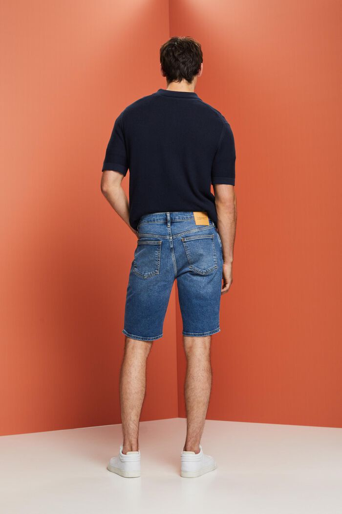 Lockere Jeansshorts in schmaler Passform