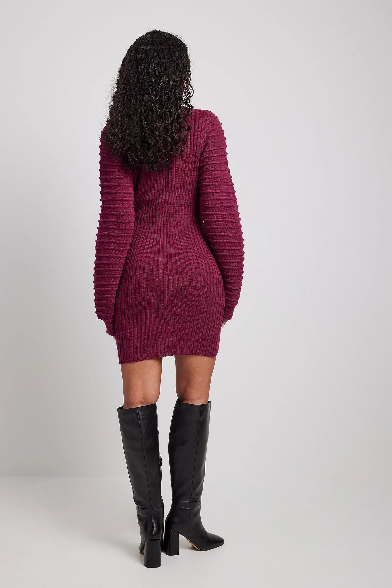 Strickminikleid mit detaillierten Ärmeln