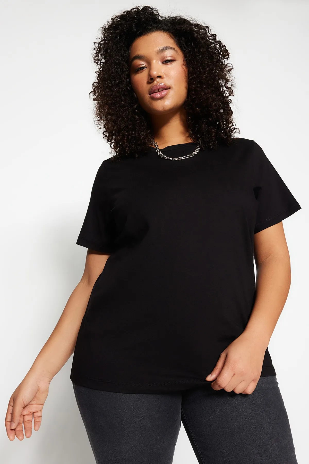 Trendyol Curve  Schwarzes Basic-Strick-T-Shirt mit Rundhalsausschnitt TBSSS22TS0733