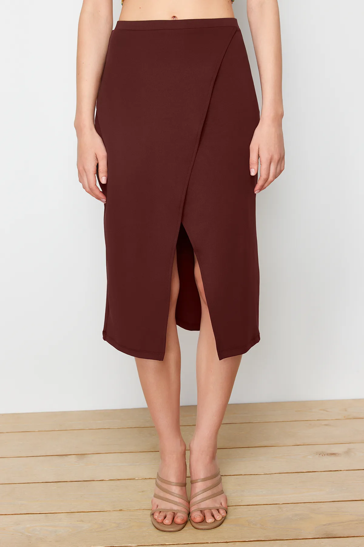 Trendyol Collection  Mehrfarbig bedrucktes, flexibles, figurbetontes Strick-Set aus Bluse und Rock in Midilänge TWOSS24AU00123