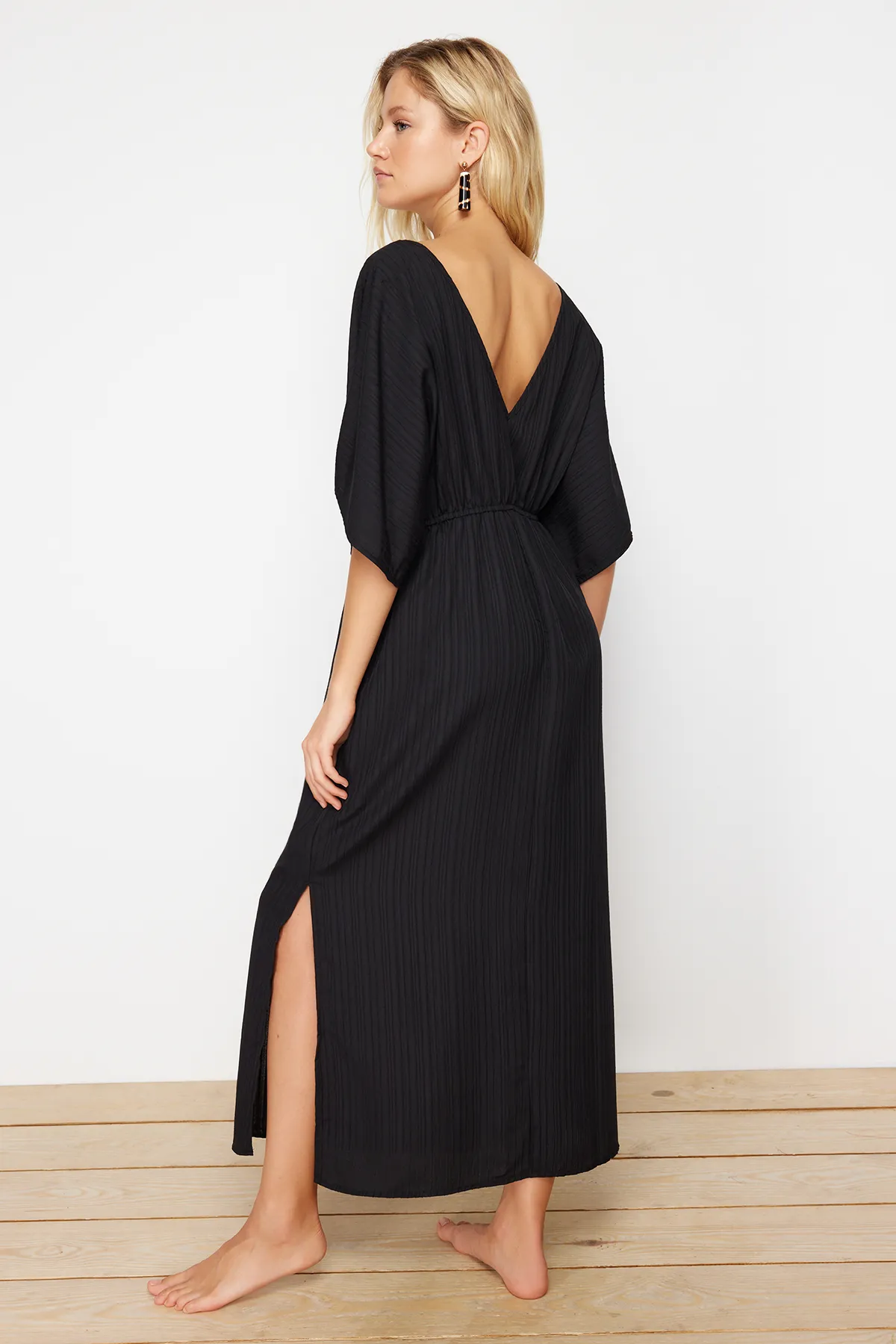 Trendyol Collection  Schwarzes Maxi-Strandkleid mit gewebter Krawatte TBESS24EL00084