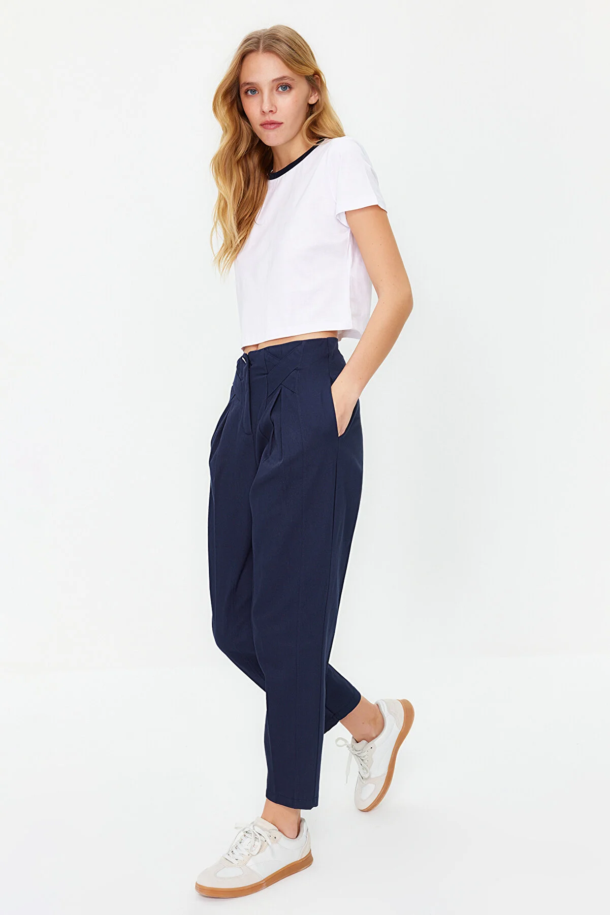 Trendyol Collection  Marineblaue, gewebte Hose aus Baumwolle mit Karottenmuster und detaillierten Streifen TWOAW22PL0342