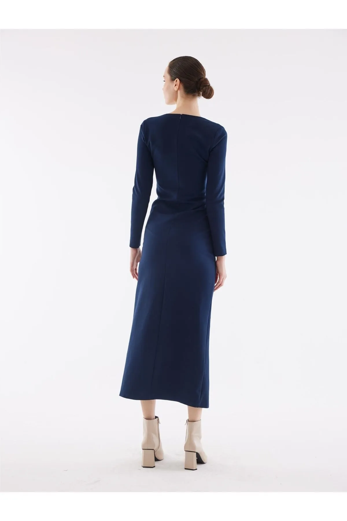 Juste Studio  Marineblaues Schlitzkleid mit asymmetrischem Kragen