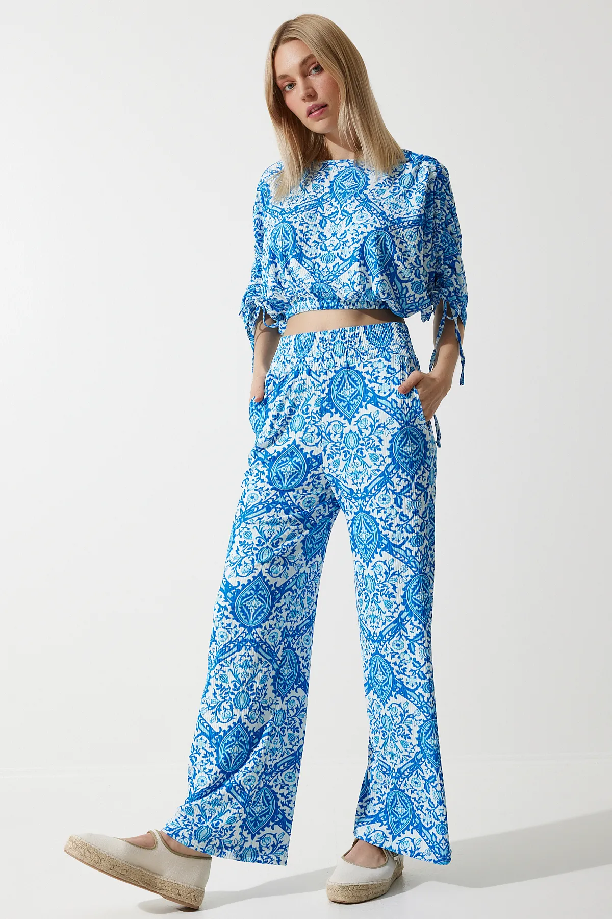 Happiness İstanbul  Damen-Palazzo-Strickset mit blau-weiß gemusterter Bluse MC00264