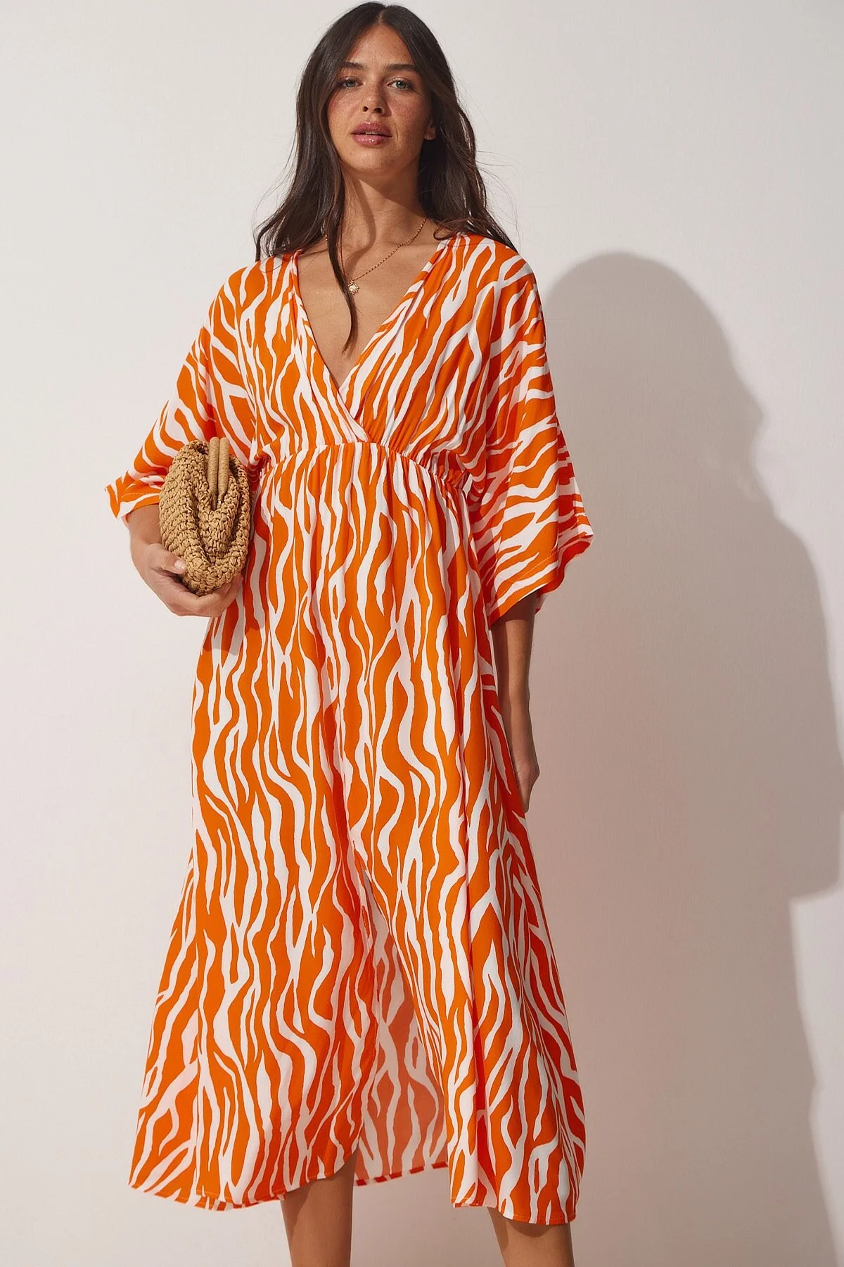 Happiness İstanbul  Orangefarbenes, langes Viskose-Sommerkleid mit tiefem V-Ausschnitt für Damen CI00081