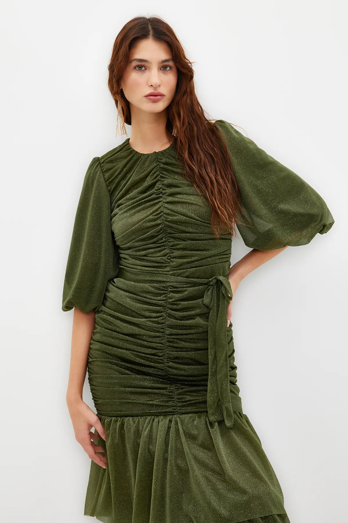 Trendyol Modest  Khakifarbenes, langes, silbernes Abendkleid mit Rüschen und Details TCTSS24DB00039