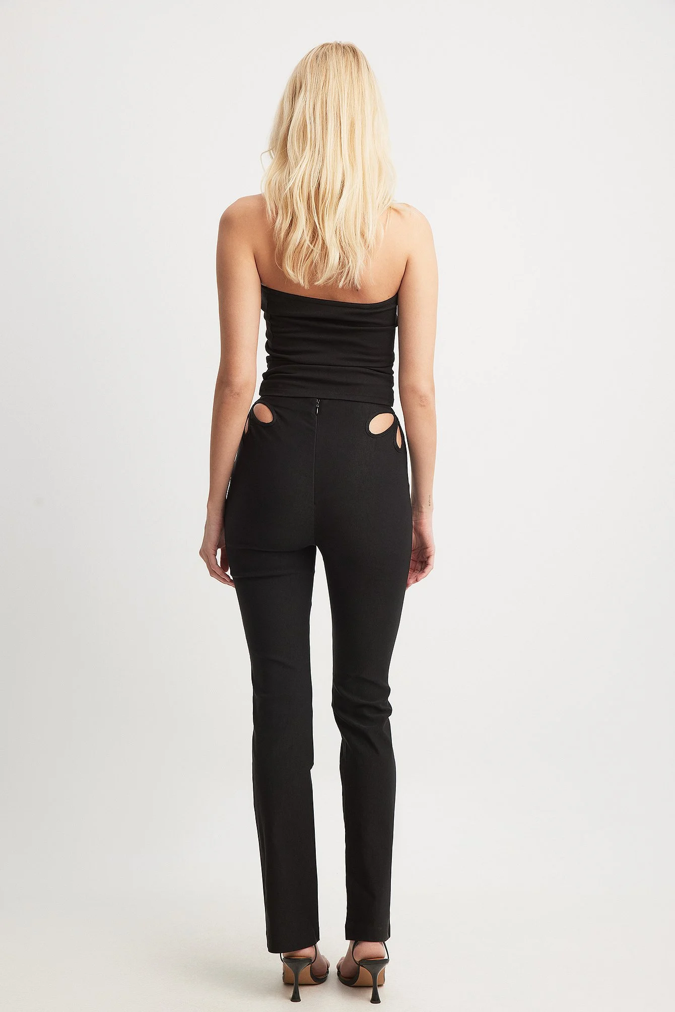 Hose mit Cut-Outs mit Schmetterlingsform