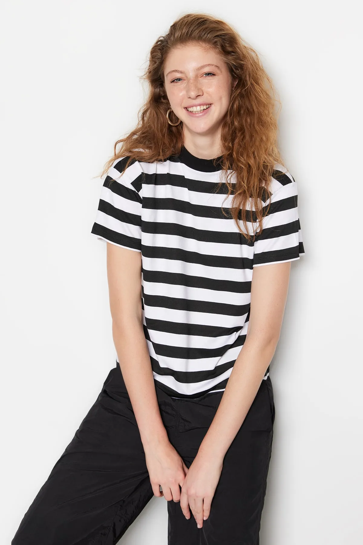 Trendyol Collection  Schwarz-weiß gestreiftes Basic-Strick-T-Shirt mit hohem Kragen TWOSS21TS1204