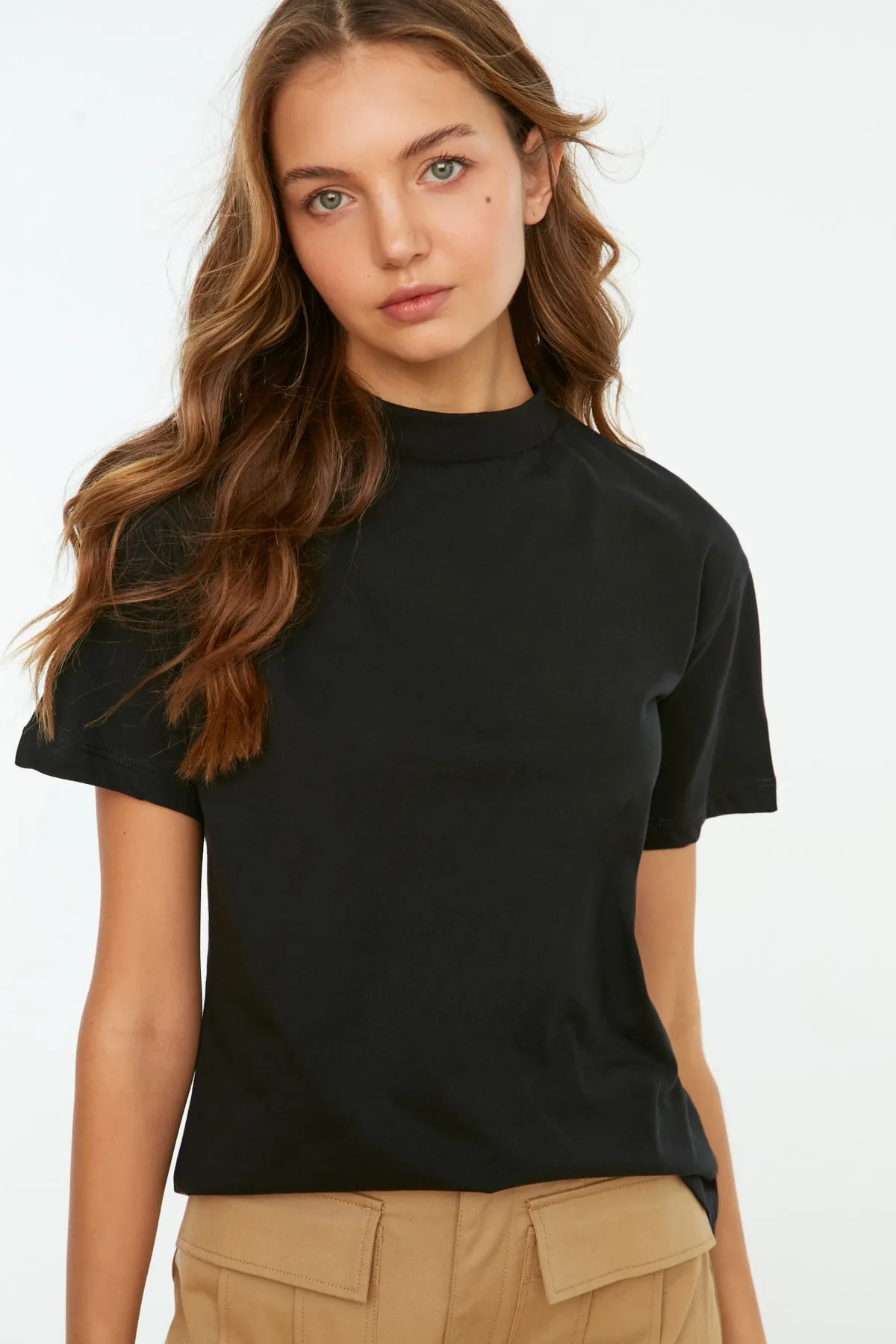 Trendyol Collection  Schwarzes Basic-Strick-T-Shirt aus 100 % Baumwolle mit Stehkragen TWOAW20TS0096