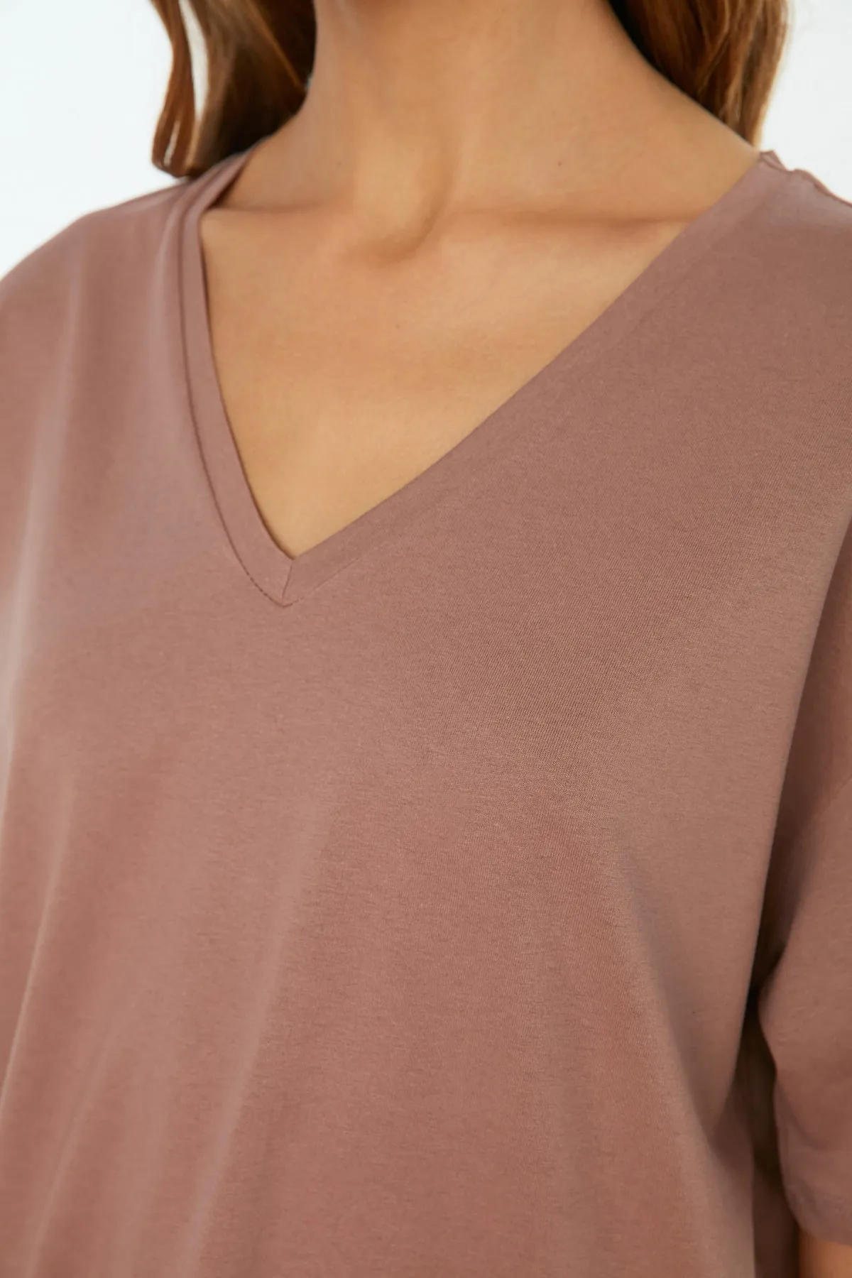 Trendyol Collection  Nerzfarbenes Single-Jersey-Strick-T-Shirt im Boyfriend-Stil mit V-Ausschnitt TWOSS20TS0132