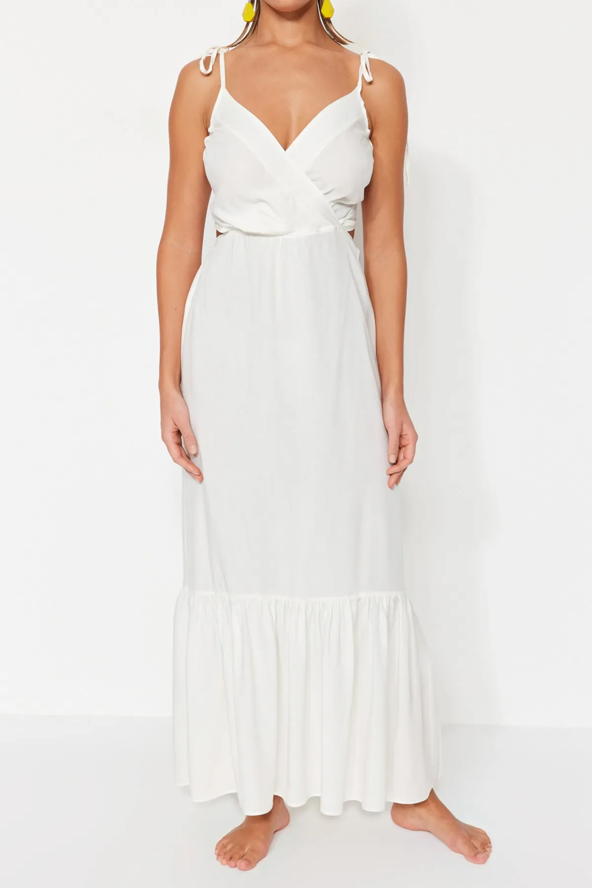 Trendyol Collection  Weißes, gewebtes Maxi-Strandkleid mit Cut-Outs und Fenstern TBESS23EL00085