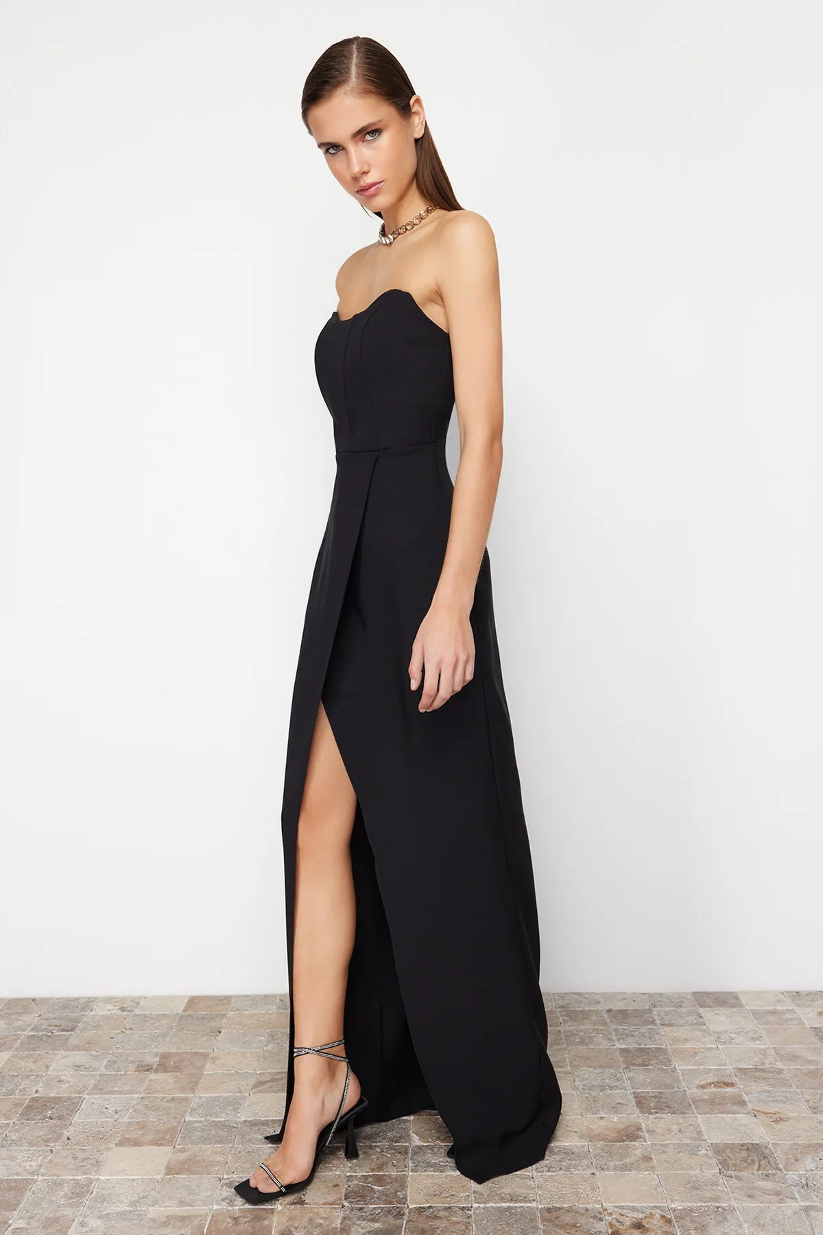 Trendyol Collection  Schwarzes, langes Abendkleid mit gewebtem Korsettdetail TPRSS24AE00151