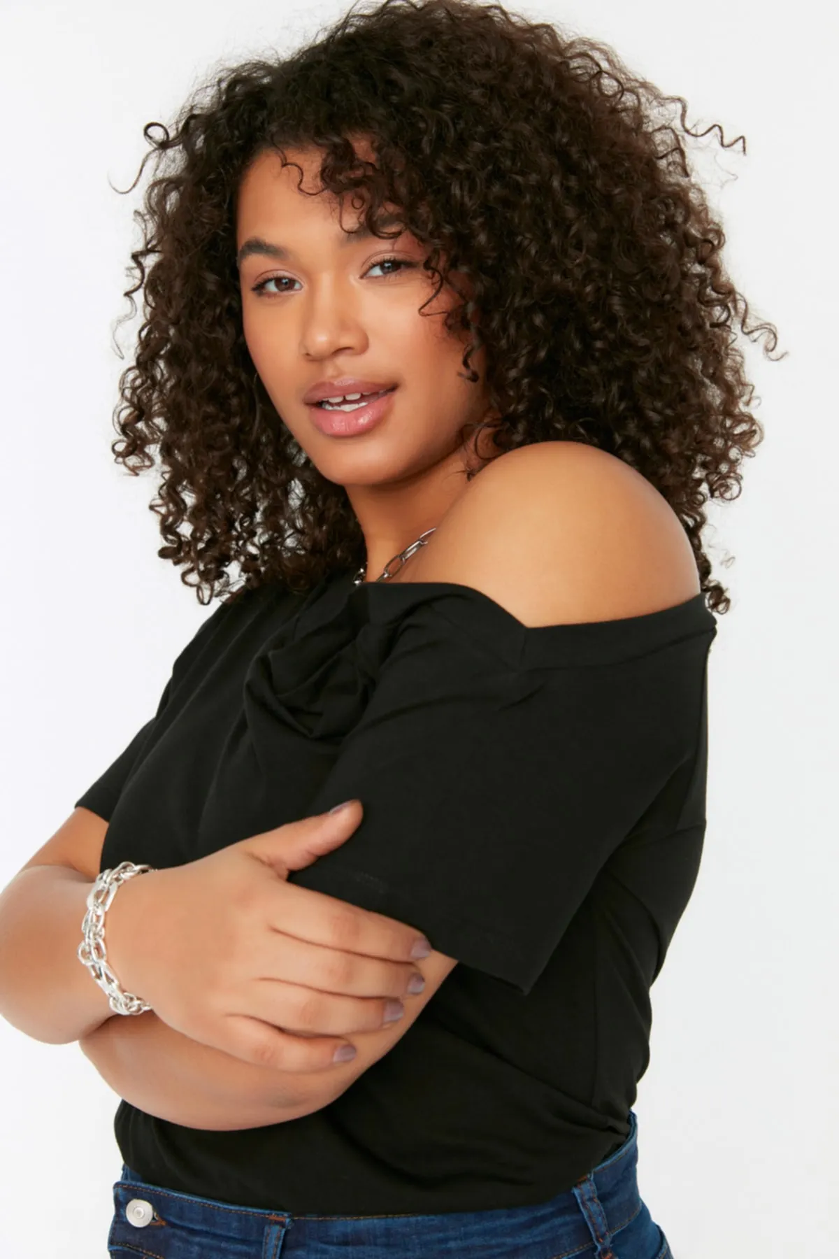 Trendyol Curve  Schwarze, schulterfreie, detaillierte Strickbluse TBSSS22AF0052