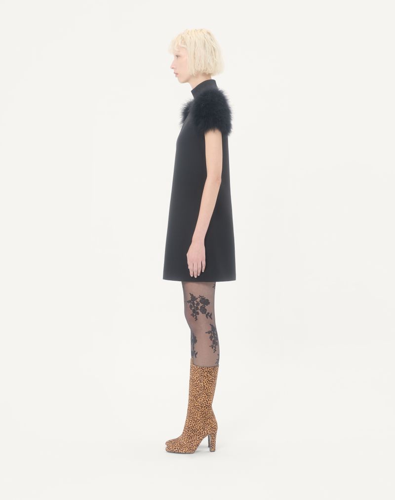 Vestido curto de crepe de alta costura com penas