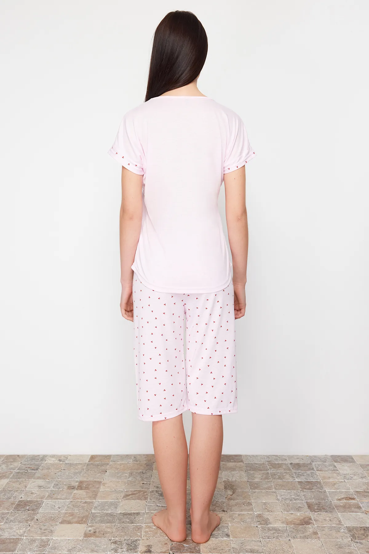Trendyol Collection  Capri-Strick-Pyjama-Set mit Kirschmuster und Slogan-Aufdruck THMSS24PT00368