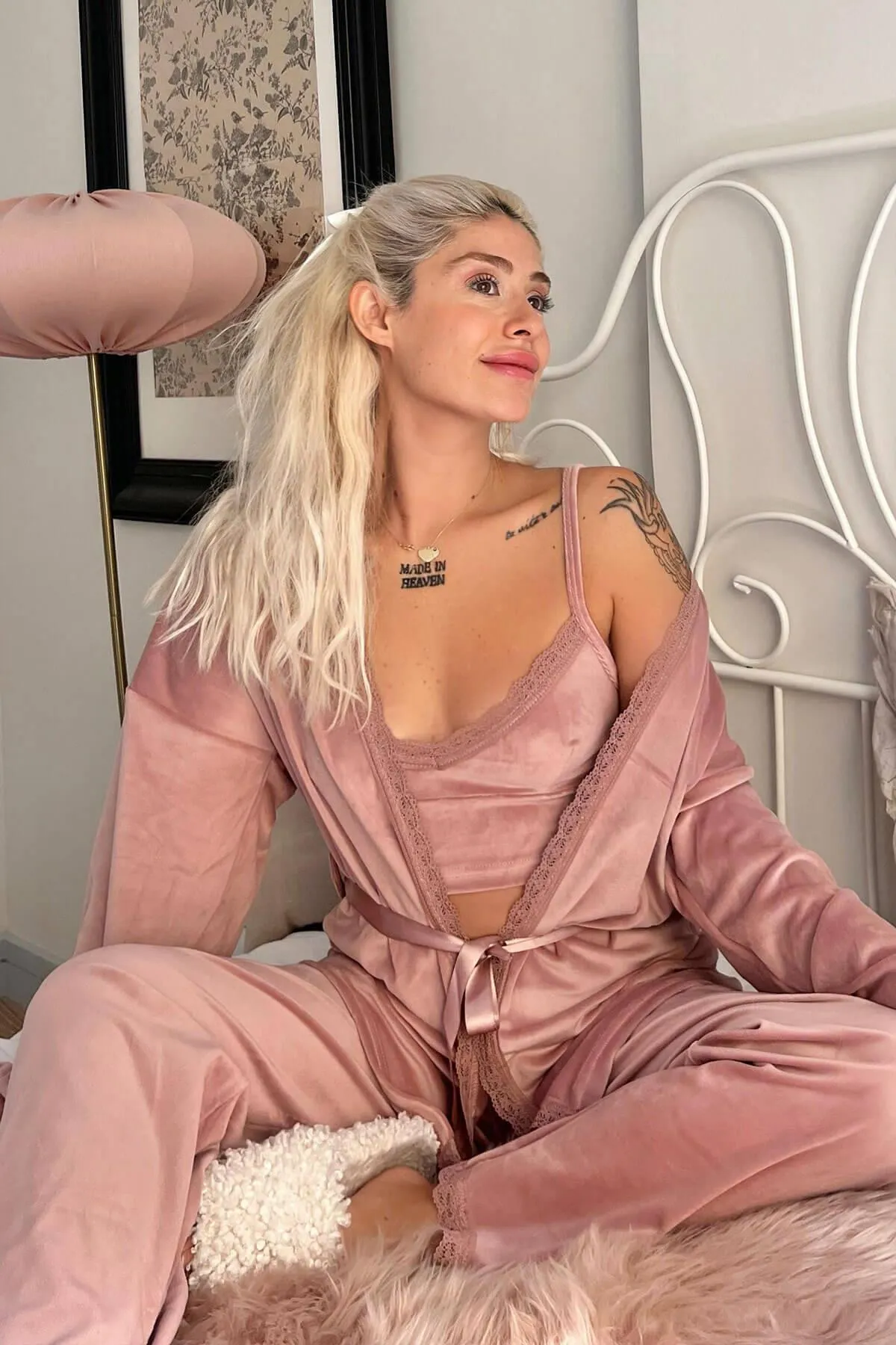 Pijamaevi  Powder Crop Exklusives Damen-Pyjama-Set aus Samt mit Bademantel