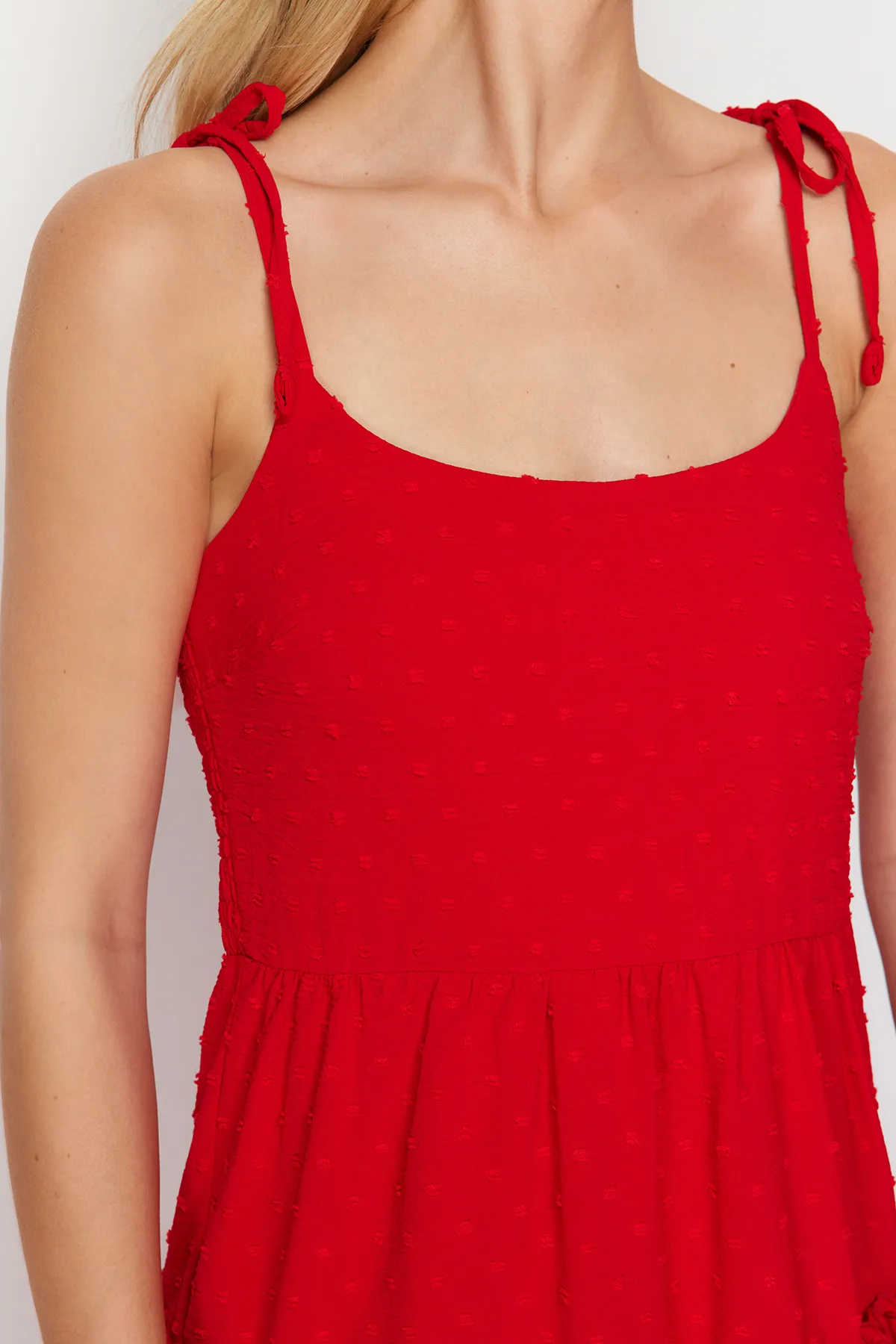 Trendyol Collection  Mini-Webkleid mit rotem Rock und Volantstoff TWOSS24EL00718