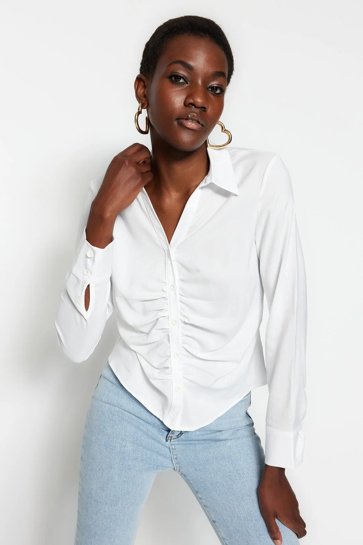 Trendyol Collection  Ecru-gerafftes, tailliertes/Slim-Fit-Webhemd TWOSS23GO00177