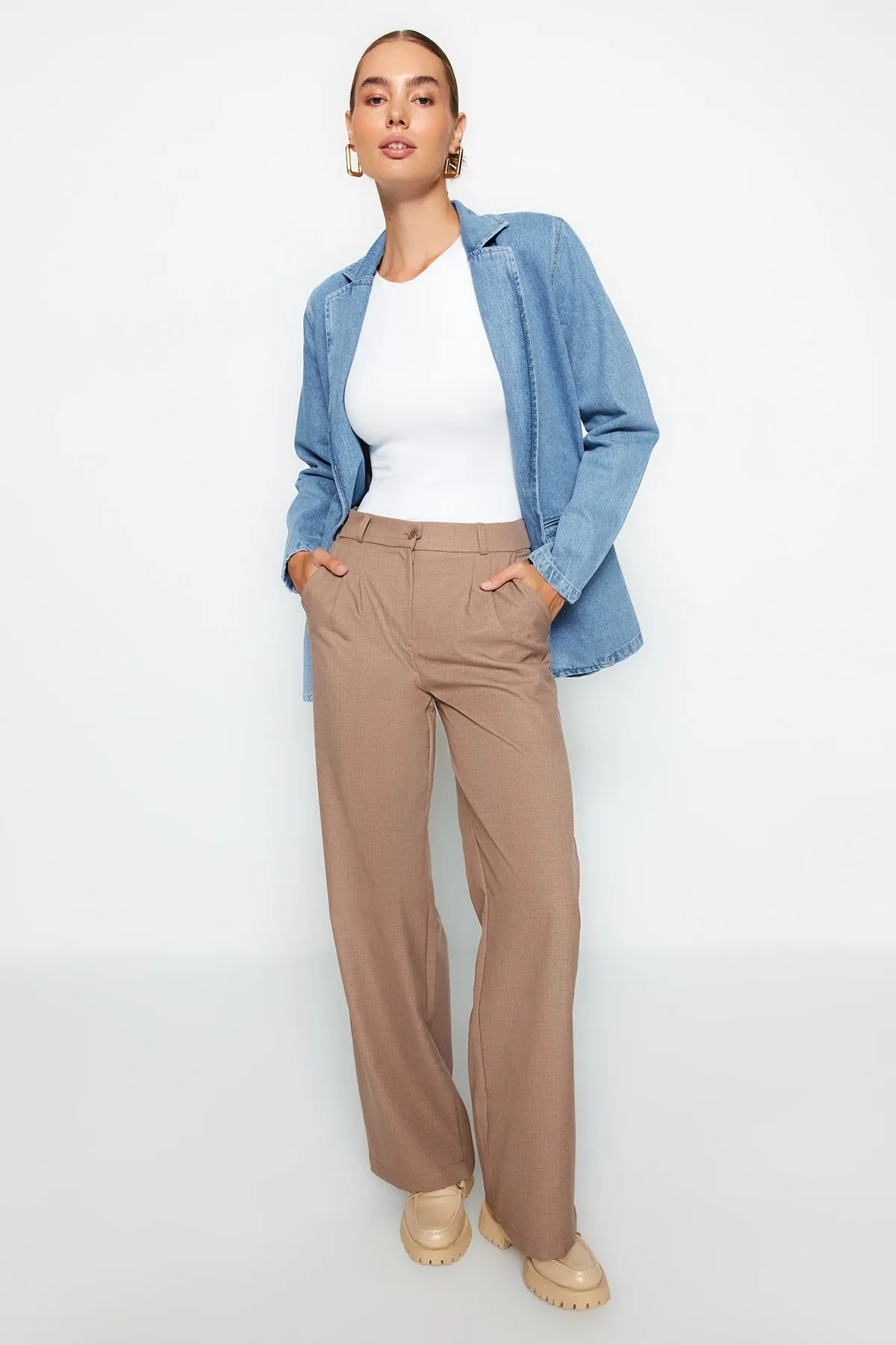 Trendyol Collection  Hellbraune, plissierte Webhose mit weitem Bein TWOAW22PL0475