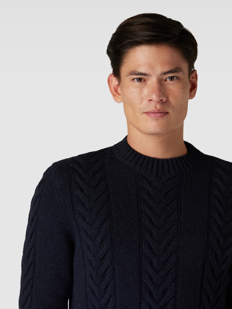 Strickpullover mit Zopfmuster und Rundhalsausschnitt in marineblau meliert