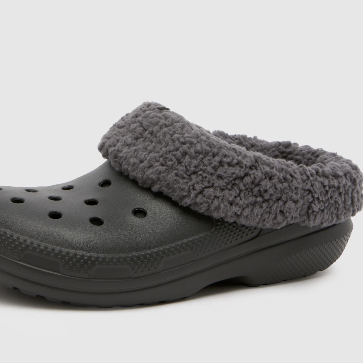 Crocs Blitzen bélelt klumpa szandál fekete színben