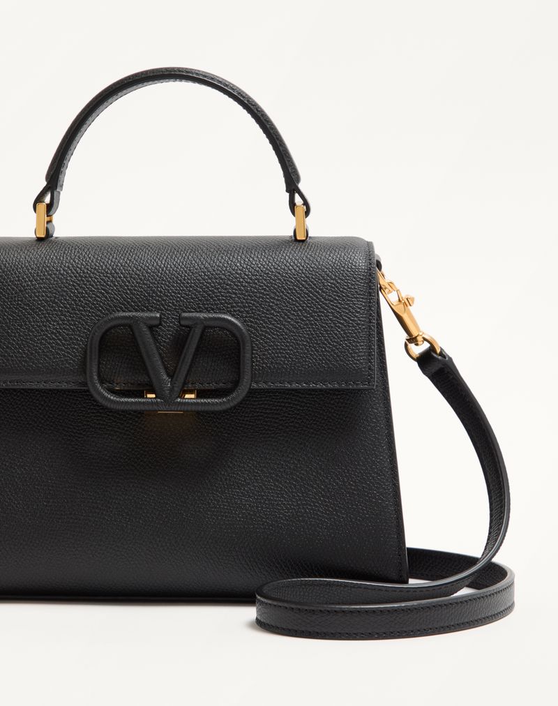 Bolsa Valentino Garavani Vsling pequena em couro de bezerro granulado.