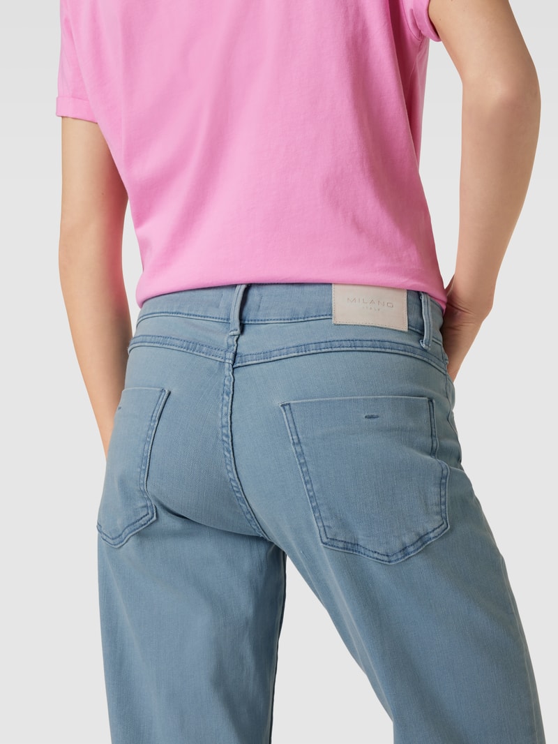 Jeans mit Label-Patch in hellblau