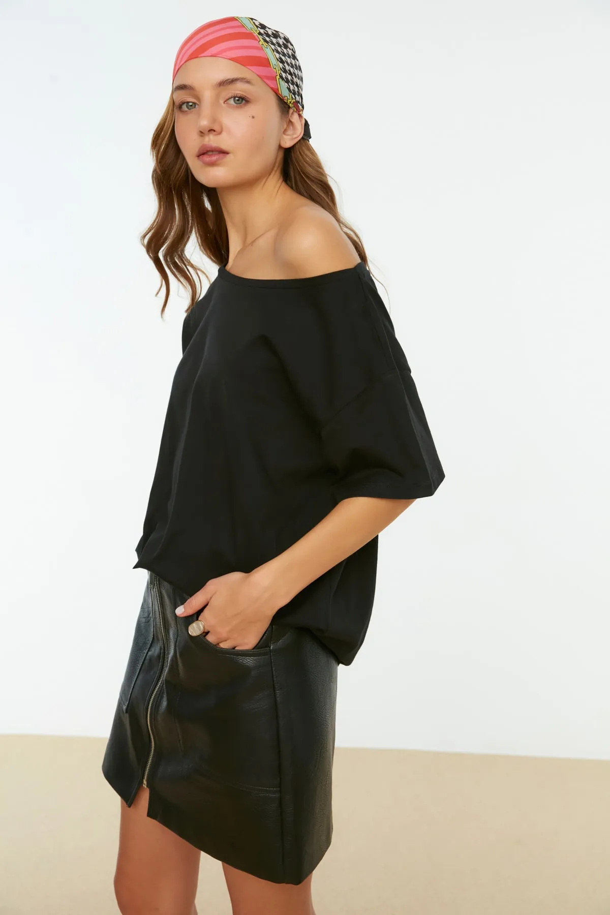 Trendyol Collection  Schwarzes Boyfriend-Strick-T-Shirt mit U-Boot-Ausschnitt und weiter Passform aus 100 % Baumwolle TWOSS20TS0140