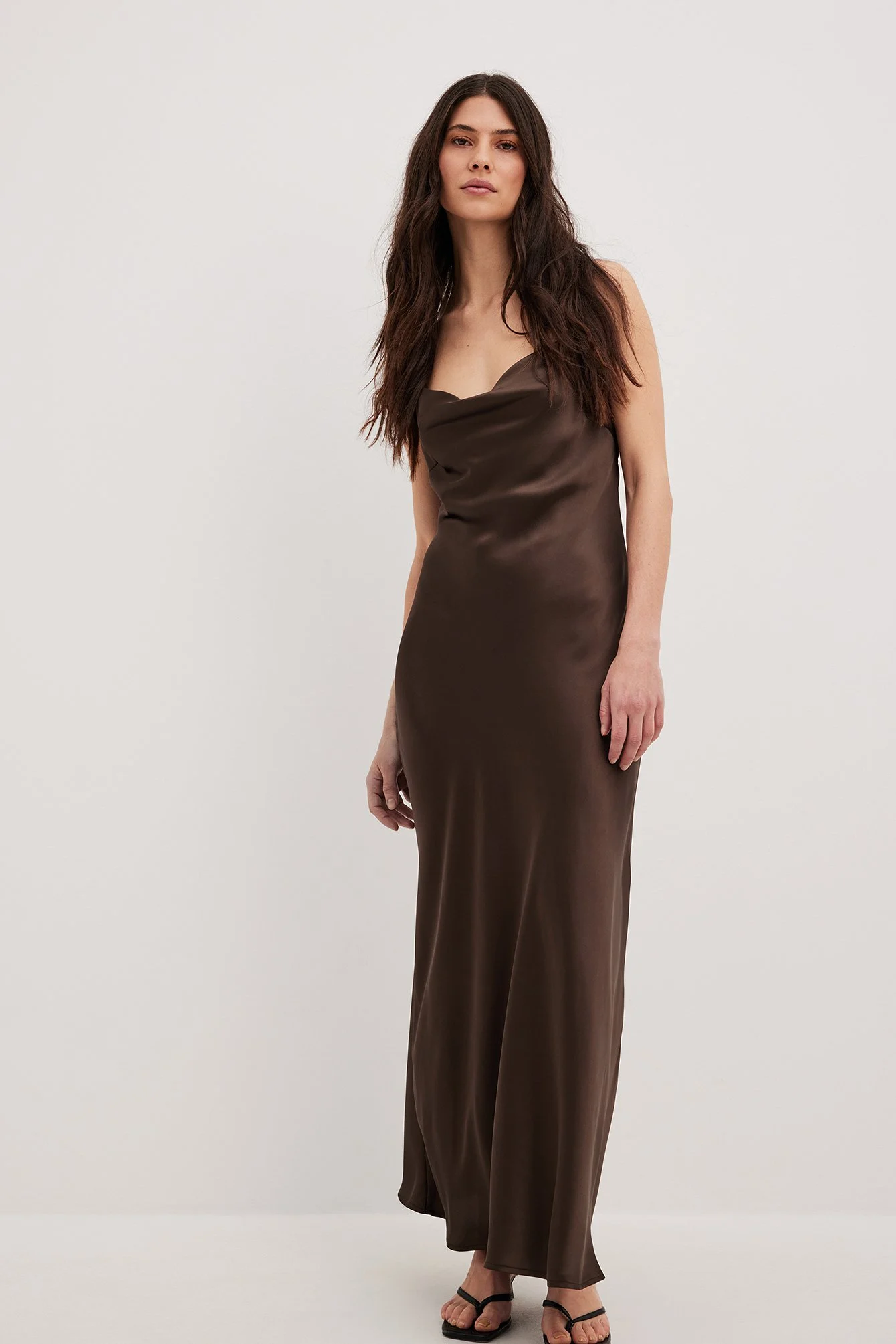 Maxikleid mit Wasserfallausschnitt und Trägern