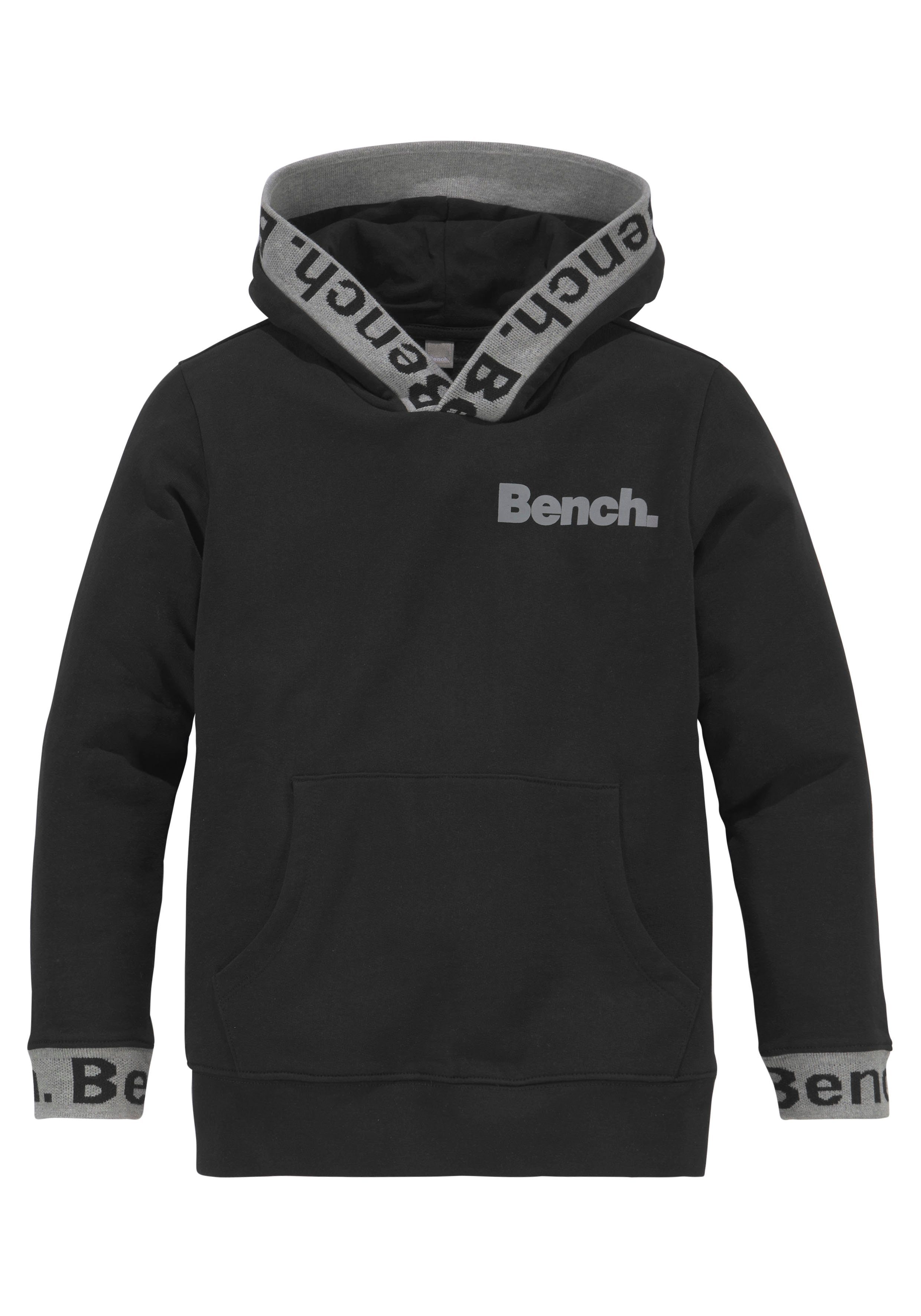 Bench. Kapuzensweatshirt mit reflektierenden Drucken