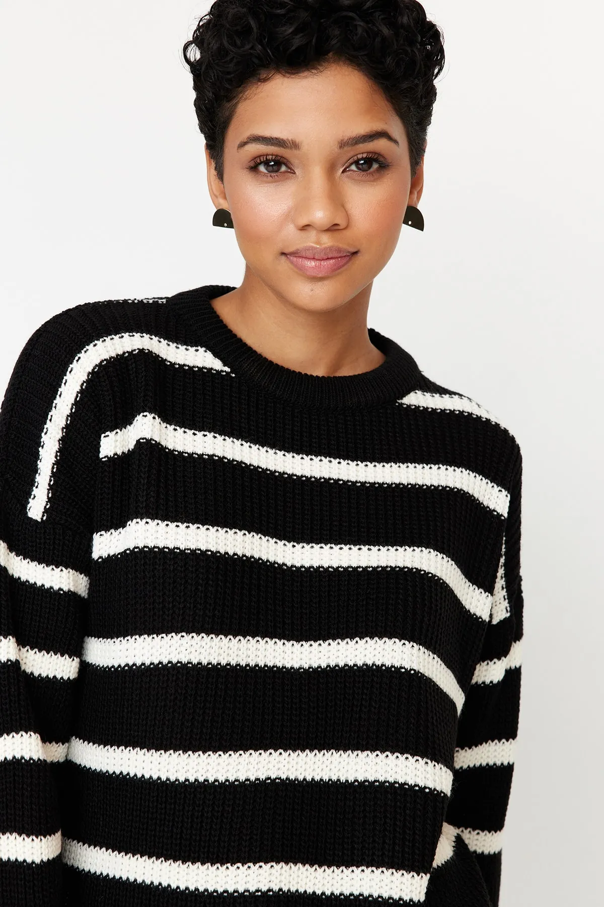 Trendyol Collection  Schwarzer Strickpullover mit weiter Passform TWOAW23KZ00720