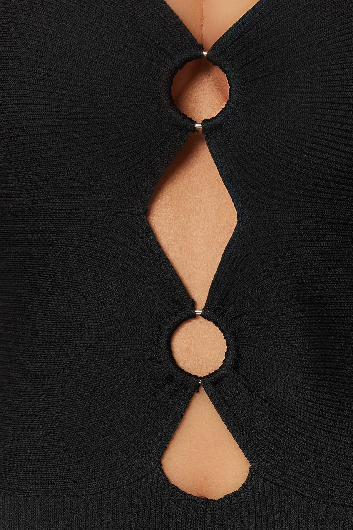 Trendyol Collection  Schwarzes, tailliertes Strick-Abendkleid mit Fensterausschnitt und Ausschnitten und Ausschnitten TPRSS23EL00112