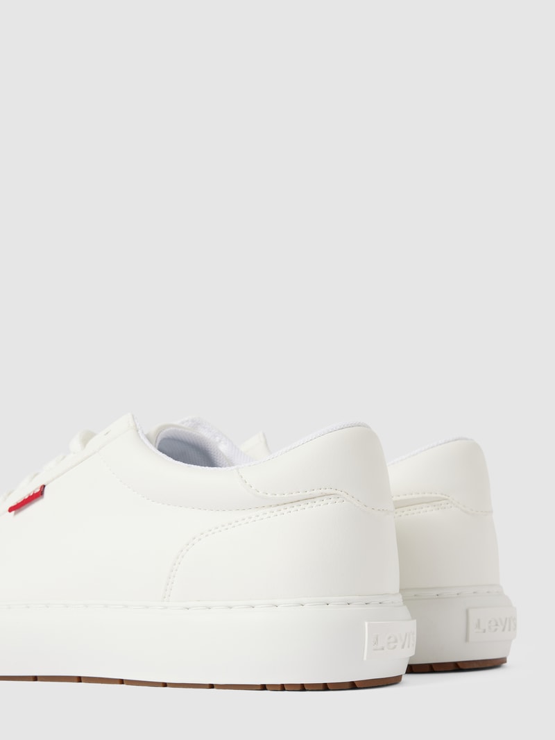 Sneaker mit Label-Detail in weiß