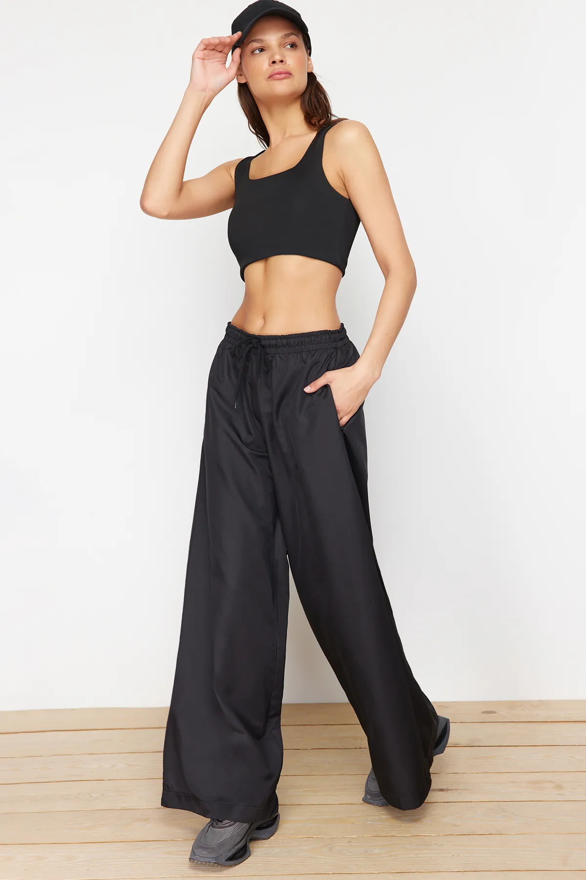 Trendyol Collection  Schwarze gestrickte Sport-Jogginghose aus Fallschirmstoff THMSS24EA00004