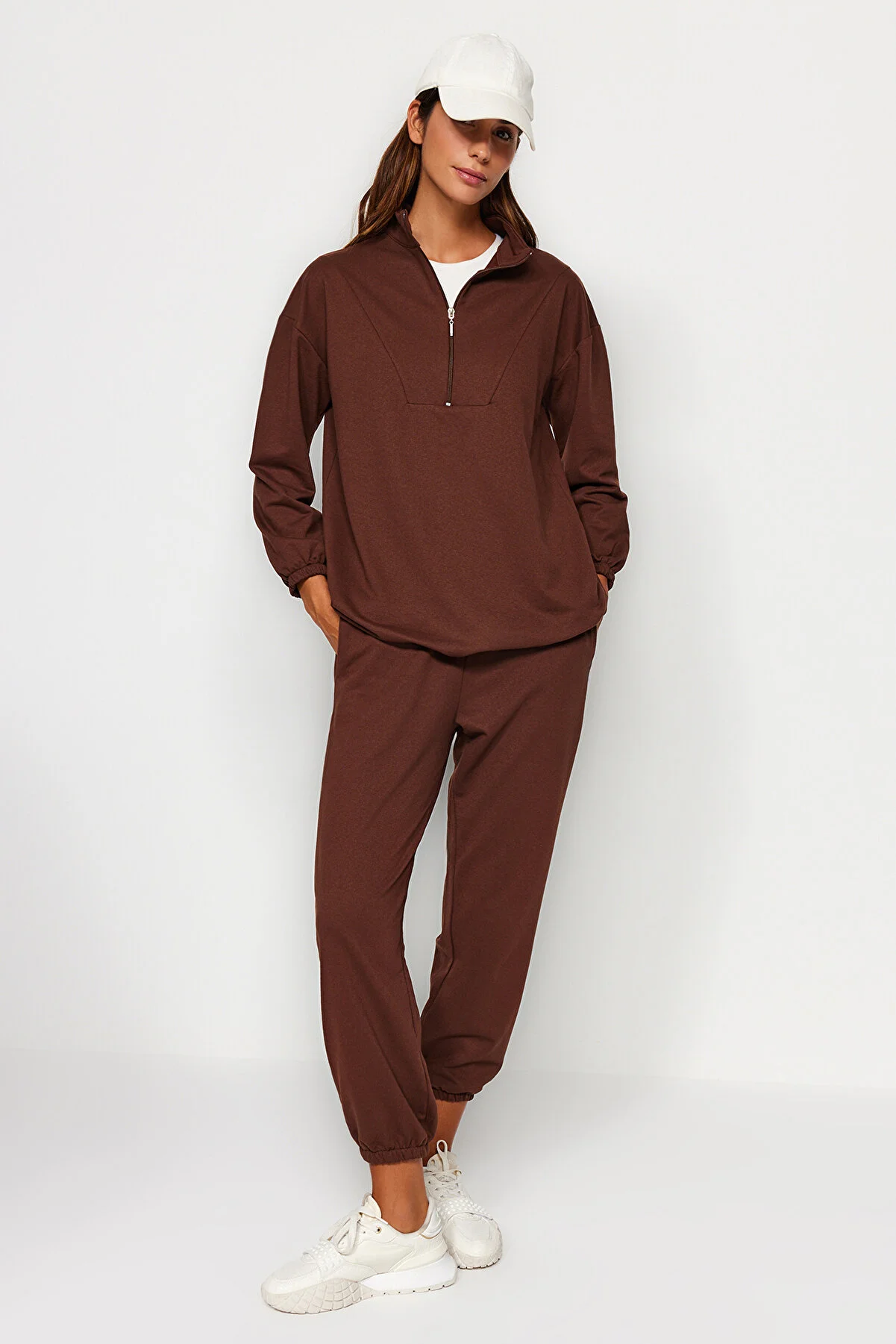 Trendyol Modest  Braunes Strick-Trainingsanzug-Set mit hohem Kragen und Kordelzug und Reißverschluss TCTAW22EN0051