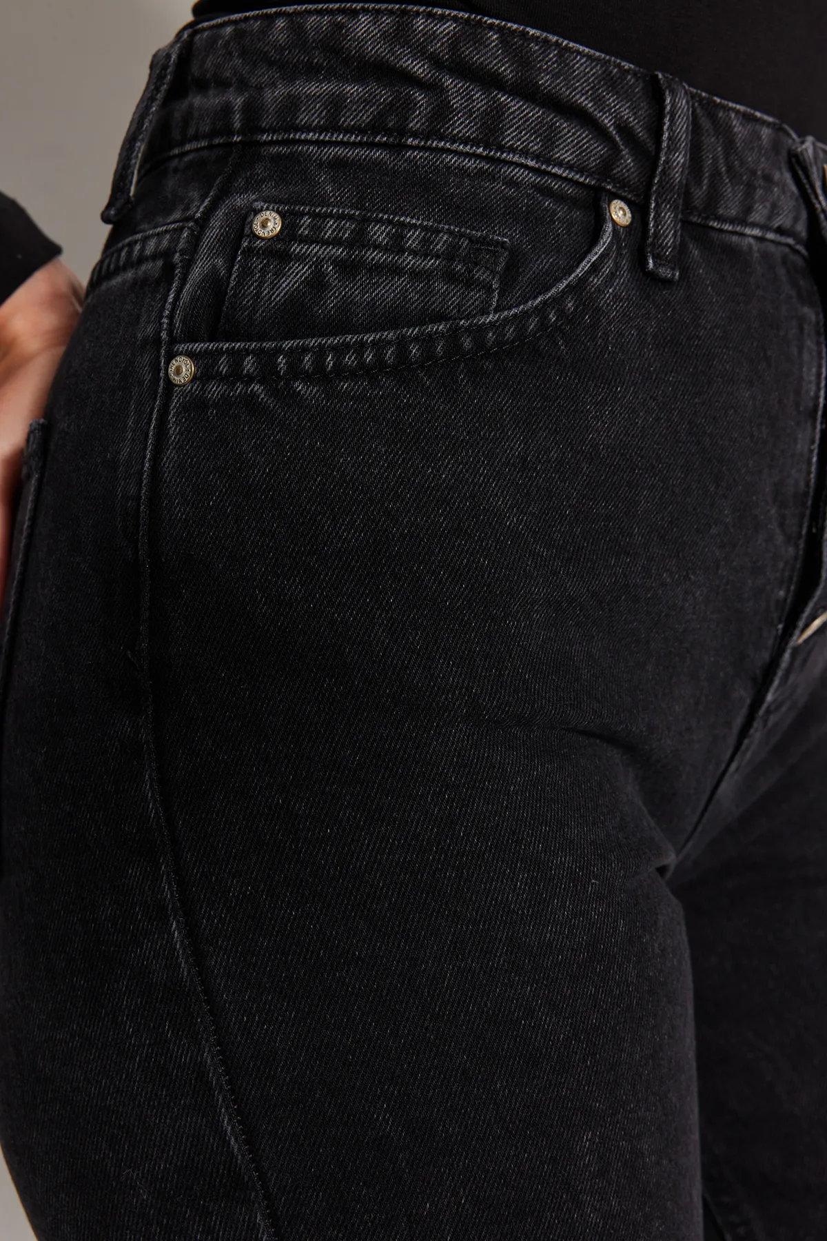 Trendyol Collection  Schwarze Mom-Jeans mit hoher Taille und Knopfleiste vorne TWOAW24JE00071