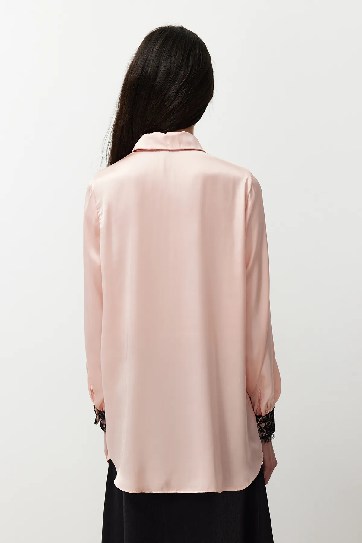 Trendyol Modest  Gewebtes Satinhemd mit Spitzendetails und getrockneten Rosen TCTSS24TG00024
