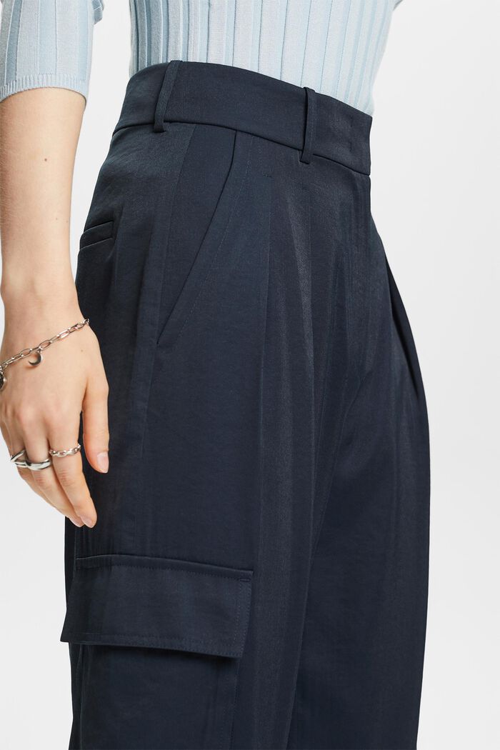 Cargohose mit hohem Bund und weitem Bein