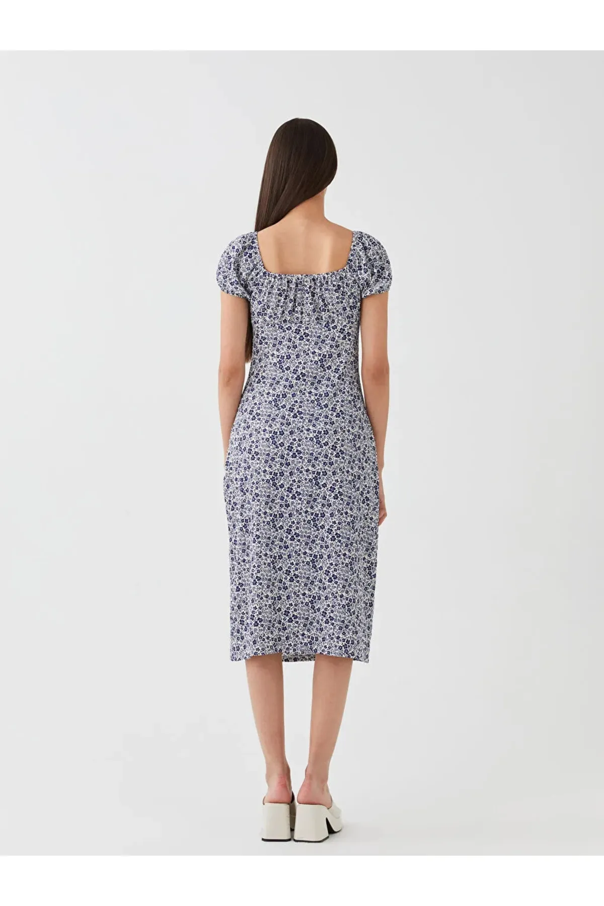 LC Waikiki  Blumengemustertes Damenkleid mit U-Boot-Ausschnitt - Kurze Ärmel