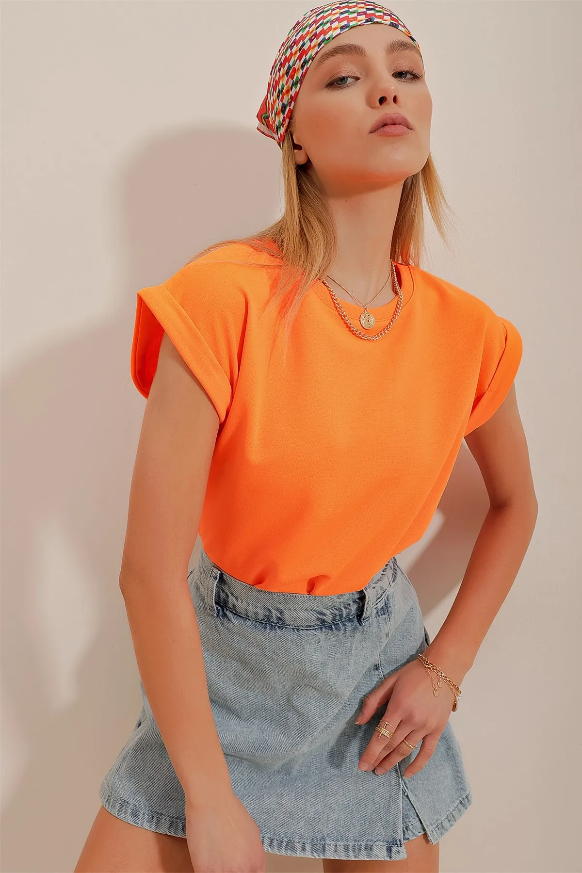 Trend Alaçatı Stili  Orangefarbene Damen-Scuba-Bluse mit Rundhalsausschnitt und zwei Ärmeln ALC-X9916