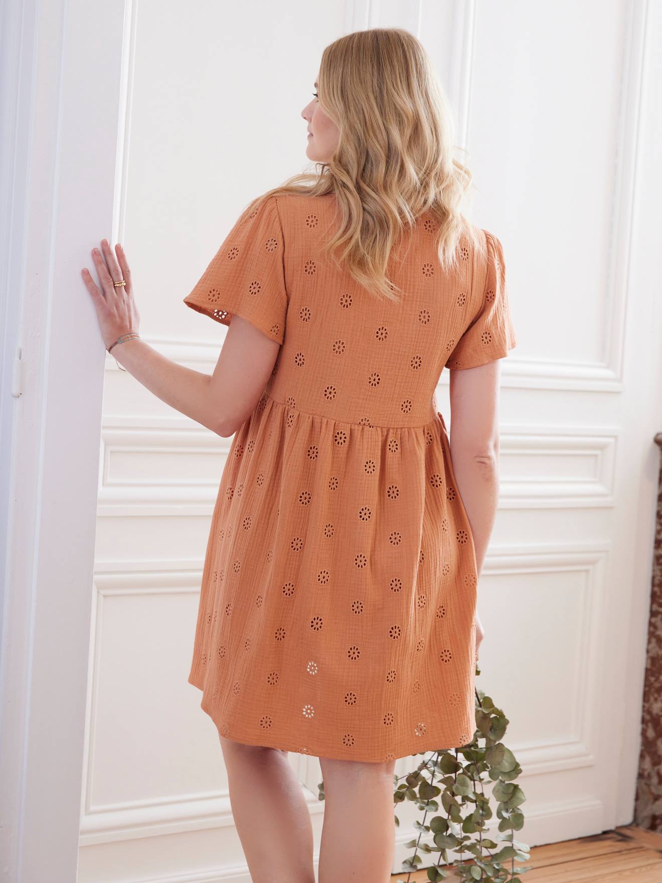 Robe gaze de coton brodé grossesse et allaitement terracotta