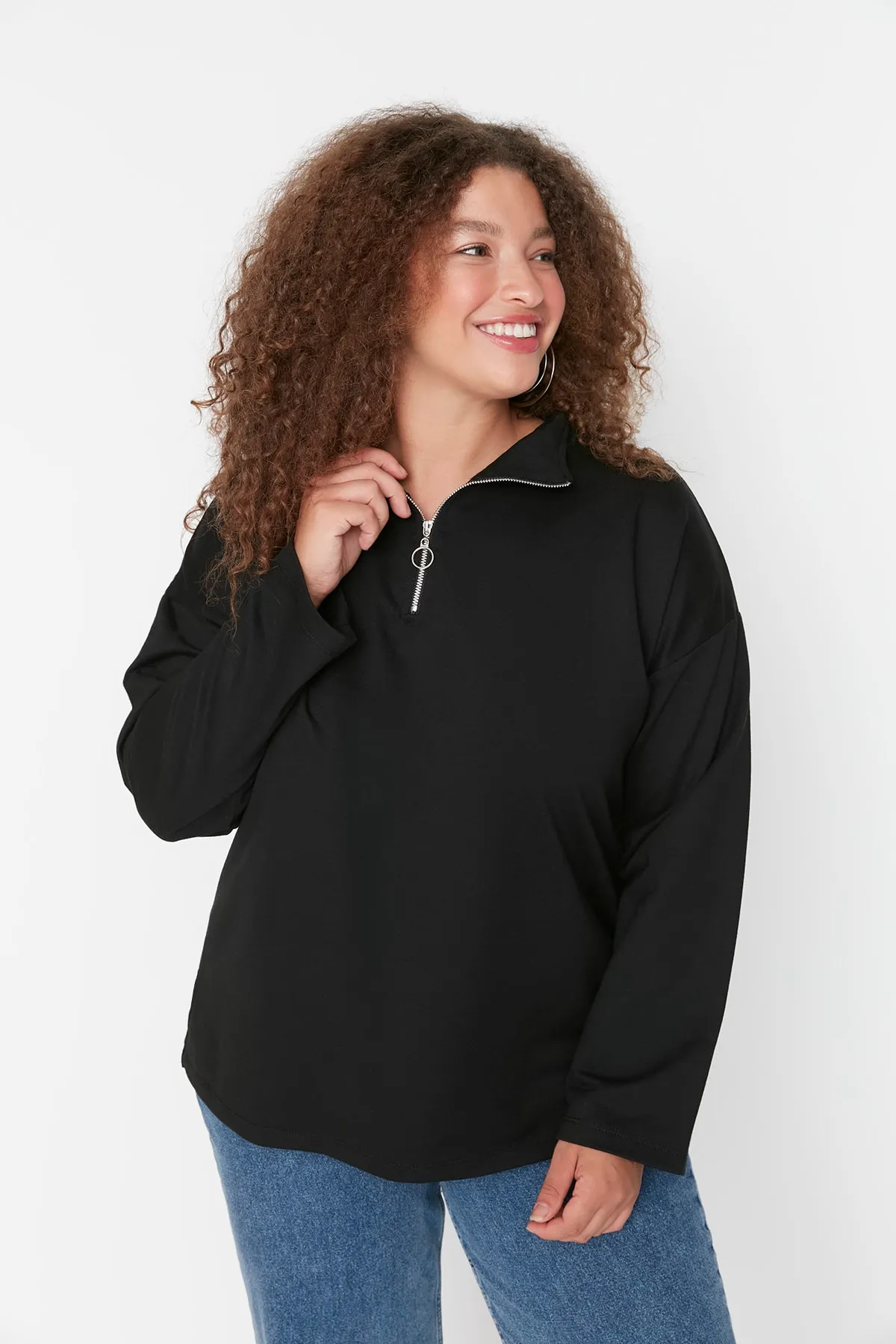 Trendyol Curve  Schwarzes, dünnes Strick-Sweatshirt mit hohem Kragen und Reißverschluss TBBAW23AO00023