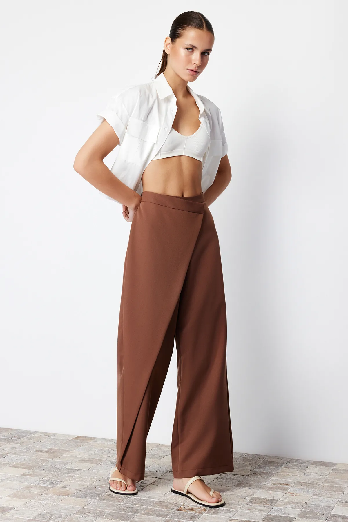 Trendyol Collection  Braune Webhose mit weitem Bein und Kreuzverschluss-Detail TWOSS24PL00092
