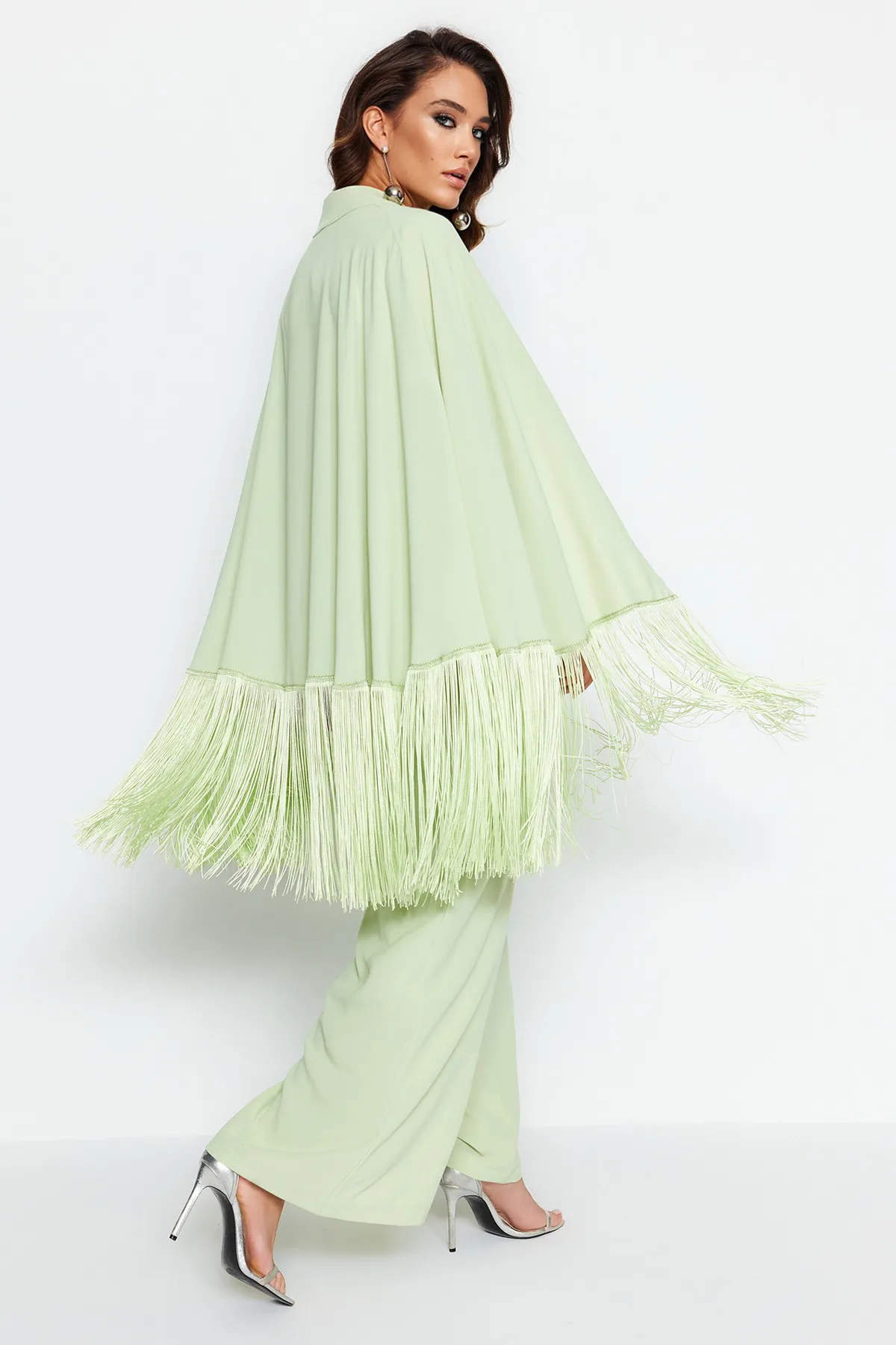 Trendyol Modest  Hellgrüner Cape-Jumpsuit mit Quasten, Abendkleid TCTAW24DB00007