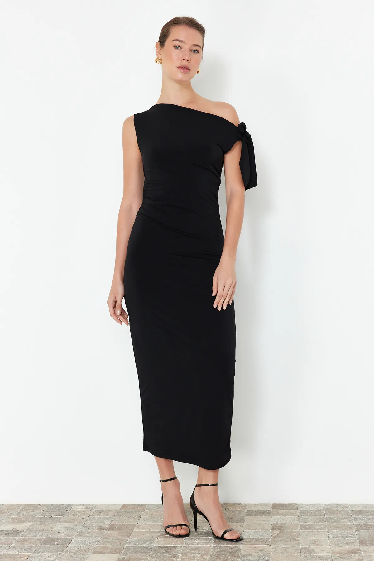 Trendyol Collection  Schwarzes, figurbetontes Maxi-Bleistiftkleid aus Strick in limitierter Auflage TWOSS24EL00563