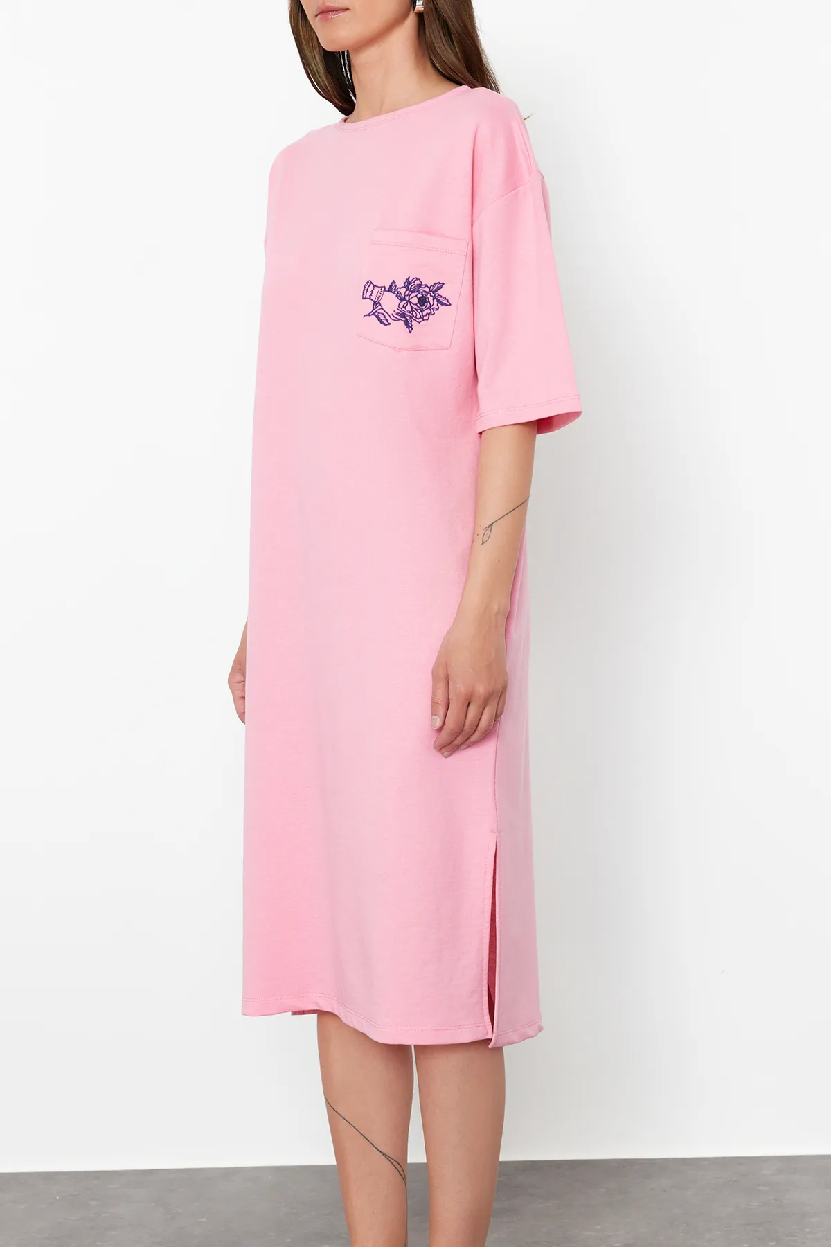 Trendyol Collection  Rosa besticktes, entspannt/bequem geschnittenes Rundhals-Midi-Strickkleid TWOSS21EL0175