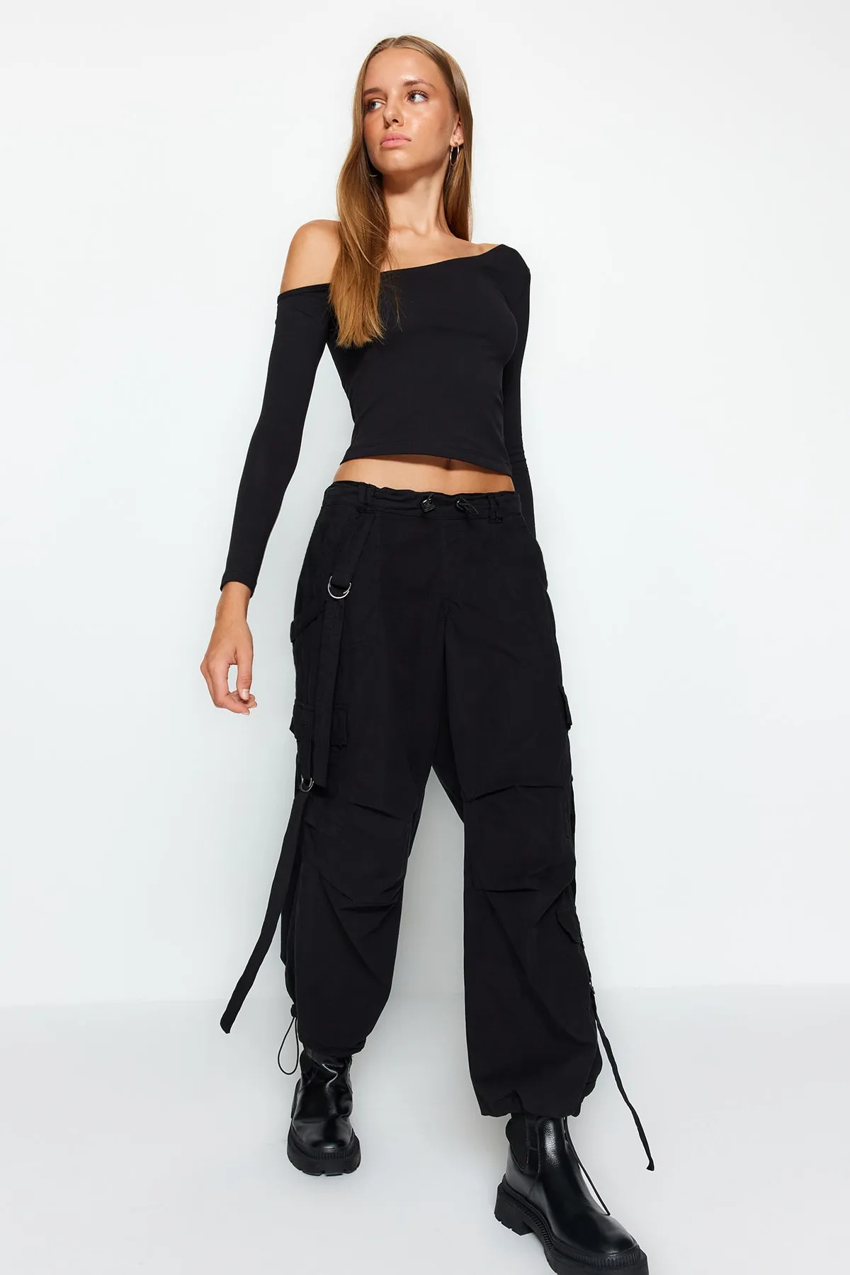 Trendyol Collection  Schwarze One-Shoulder-Baumwoll-Stretch-Bluse mit kurzem Schnitt TWOAW24BZ00099