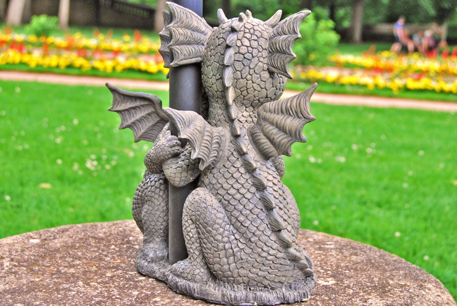 MystiCalls Gartenfigur Gartendrache - Modell Liebespaar mit Solar-Laterne